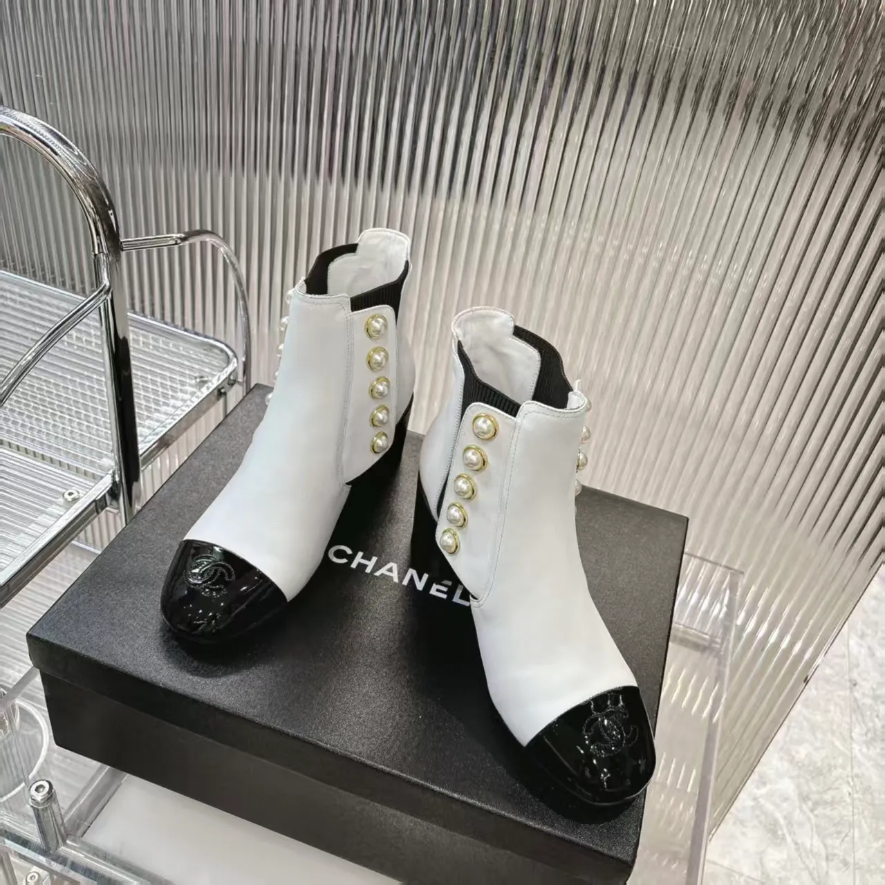 👟👟Ex-factory price 680👟👟 (top version) 𝗖𝗛𝗔𝗡𝗘𝗟𝟐5 years of Chanel𝐅𝐖Must-have for autumn and winter rhombus motorcycle boots Martin boots Xiaoxiangjia's super classic motorcycle boots sweet and cool shape can easily increase the height of the foot and elongate the legs. It is fashionable and fashionable with pearls One-to-one reproduction of the original 👟Material: First-layer cowhide ▪️Heel height: 6.5𝐜𝐦 ▪️Lining: sheepskin ▫️𝐒𝐢𝐳𝐞:𝟑𝟓-𝟒𝟏𝐌(𝟒𝟎, 𝟒𝟏 customization is not returnable) ▪️Sole: original 1:1 molded leather outsole ▫️Color: black, white, apricot (three colors included) ▪️Combined with original full set of packaging📦